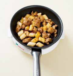 4. 분량의 강정 소스 재료를 모두 넣고 끓여 바글바글 끓으면 튀긴 닭고기와 떡볶이떡을 넣어 윤기나게 조린 다음 호박씨와 해바라기씨를 뿌린다.