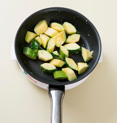 2. 팬에 들기름을 두르고 다진 마늘을 넣어 볶다가 마늘향이 나면 애호박을 넣고 중간 불에 2분 정도 볶는다.