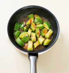 4. 애호박이 무르게 익으면 고춧가루를 넣고 소금으로 간을 한 후 깨소금을 뿌린다.