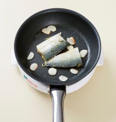 4. 고등어를 넣고 앞뒤로 노릇노릇하게 굽는다. 그릇에 청경채를 담고 고등어구이를 곁들인다.