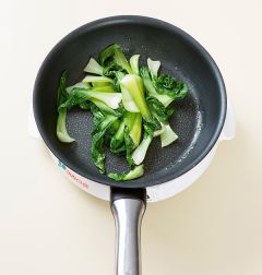 2. 청경채는 다듬어 끓는 물에 살짝 데쳐서 물기를 뺀다. 팬에 기름을 두르고 청경채를 1분 정도 볶아서 간장과 후춧가루로 간을 한다.