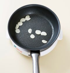3. 마늘은 편으로 썰어 올리브오일을 두른 프라이팬에 넣고 중간 불에서 향이 나도록  1분 정도 볶는다.