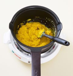 3. 단호박이 익으면 믹서에 넣어 곱게 갈아 냄비에 넣는다. 젤라틴과 설탕을 넣어 30초 정도 지나 젤라틴이 녹으면 냉장고에 넣어 차갑게 식힌다.