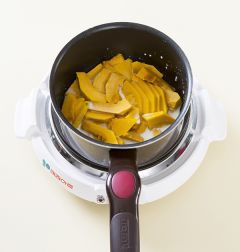 2. 단호박은 껍질을 벗겨 썰어 냄비에 버터를 약간 두르고 1분 정도 볶는다. 우유 2컵을 넣고 중간 불로 끓여 끓으면 약한 불로 줄이고 10분정도 삶는다.