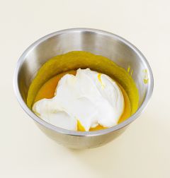 4. 생크림 1/2컵은 휘핑하여 ③에 섞어 호박 무스를 만든다.