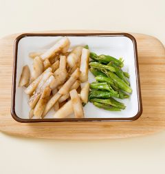 3. 김이 오른 찜통에 감자와 꽈리고추를 넣어 중간 불에 3분 정도 찐다.