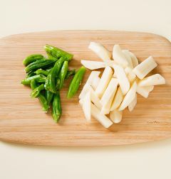 1. 감자는 씻어서 껍질을 벗겨 약간 굵게 채 썬다. 꽈리고추는 씻어 꼭지를 떼어낸다.