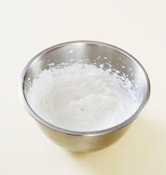 2. 볼에 생크림 1컵을 넣어 거품기로 거품을 올린다. 딸기는 적당한 크기로 자른다.