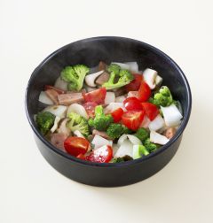 4. 오븐용기에 기름을 바르고 방울토마토, 양파, 햄, 새송이버섯, 브로콜리를 넣는다.