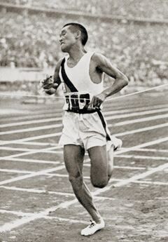 베를린올림픽 마라톤에서 1위로 들어오는 손기정 선수.