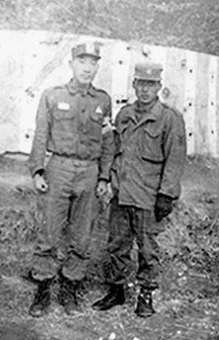 육군 훈련소 시절 이낙연 전 대표(왼쪽)