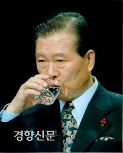 1997년 12월 15대 대선 TV합동토론회에 나선 국민회의 김대중 후보. 경향신문 자료사진