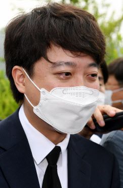 국민의힘 이준석 신임 대표가 14일 대전시 유성구 국립대전현충원 천안함 46용사 묘역 참배를 마친 후 유가족을 만나 눈물을 흘리고 있다.(사진=연합뉴스)