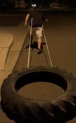 타이어 끄는 최지만탬파베이 레이스의 최지만이 18일 미국 현지 일반 도로에서 타이어 끄는 훈련을 소화하고 있다. [최지만 SNS 캡처. 재배포 및 DB금지]