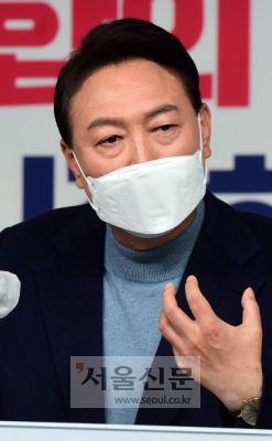 - 윤석열 대통령 당선인이 13일 서울 여의도 국민의힘 당사에서 대통령직인수위원회 위원장 및 부위원장 인선결과를 발표하고 있다. 윤 당선인은 이날 대통령직 인수위원회 위원장에 안철수 국민의당 대표, 부위원장에는 국민의힘 권영세 의원을 각각 임명했다. 또 기획위원장에는 원희룡 전 제주지사를 선임했다. 2022. 3. 13 정연호 기자