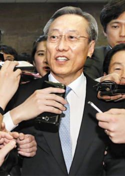 2014년 4월 박준우 청와대 정무수석이 국회로 새정치민주연합 김한길·안철수 공동대표를 방문해 기초공천과 관련한 청와대의 입장을 전달했다. 박 수석이 김·안 공동대표와의 면담을 마치고 나오면서 기자들의 질문에 답하고 있다./조선일보