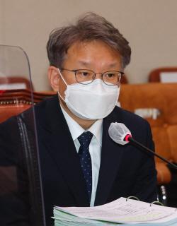 권칠승 중기부 장관 후보자가 3일 국회 산업통상자원중소벤처기업위원회가 개최한 인사청문회에서 의원들의 질문에 답하고 있다./사진=연합