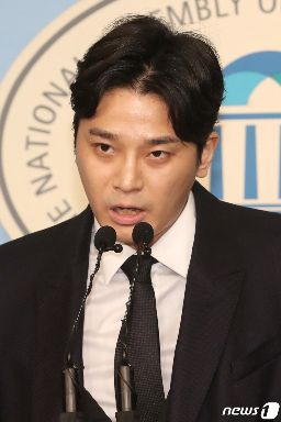 (서울=뉴스1) 임세영 기자 = 버닝썬 사건 최초제보자인 김상교 씨가 10일 오후 서울 여의도 국회 정론관에서 기자회견을 갖고 통합신당준비위원회의 범중도·보수통합에 지지 발언을 하고 있다. 2020.2.10/뉴스1