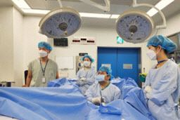 인천세종병원 비뇨의학과 노주환(왼쪽에서 세번째) 과장이 리줌시술을 시행하고 있다.