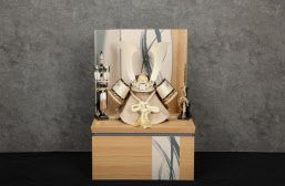 이시바 시게루 일본 총리가 자신의 지역구인 돗토리현의 ‘인형의 하나후사’에서 주문제작해 도널드 트럼프 미국 대통령에게 전달한 투구장식. 트럼프 대통령의 취향에 맞춰 최대한 황금색에 가깝게 할 것, 머리에 쓸 수 있을 것 등 조건을 붙였다고 한다. 홈페이지상 안내 가격은 16만 8000엔. (사진=인형의 하나후사)