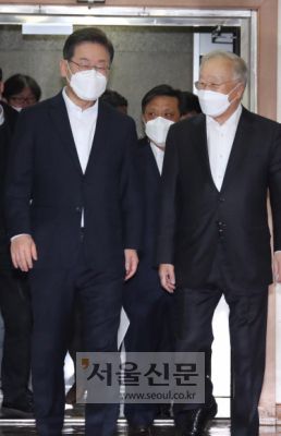 - 이재명 더불어민주당 대선후보(왼쪽)가 12일 오후 서울 마포구 한국경영자총연합회에서 열린  10대 그룹 CEO 토크 “넥타이 풀고 이야기 합시다” 회의장으로 손경식 경총회장과 들어서고 있다.2022. 1. 12 김명국 선임기자