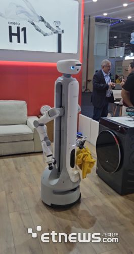 중국 스위치봇의 홈로봇 H1이 세탁물을 집어들고 세탁기로 향하고 있다. H1은 드럼세탁기 도어를 스스로 열고 세탁물을 넣은 후 문을 닫는 모습을 시연했다.  (사진=배옥진)