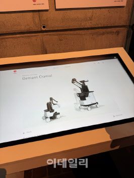 레드닷 디자인 뮤지엄에 전시된 지니언트크래니얼 (사진=고영테크놀러지)