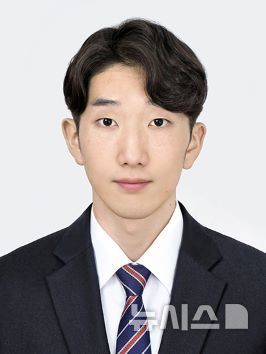 [제주=뉴시스] 서귀포경찰서 중동지구대 김량훈 경장. 김 경장은 지난 13일 오전 서귀포시 한 과수원에서 약 5m 배수로에 추락한 60대 치매 실종자를 발견해 구조했다. (사진=제주경찰청 제공) 2026.01.14. photo@newsis.com