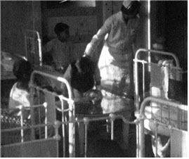 간호사가 소아병동 환아를 돌보는 모습.