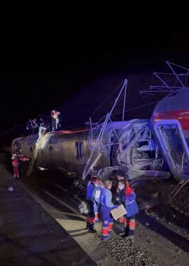 사고 현장에서 승객들이 열차 창문으로 탈출하고 구조대원들이 구조 작업을 벌이고 있다./X(옛 트위터)