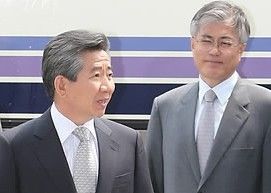 2009년 4월 비리 의혹 수사를 받기 위해 대검에 출석한 노무현 전 대통령과 변호인 문재인.[연합뉴스]