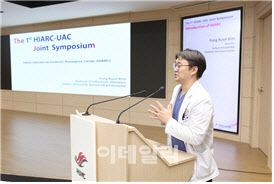 발표하는 김용균 한림국제항생제내성센터장.