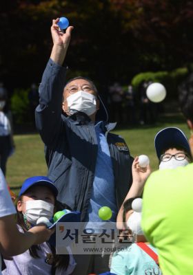 - 문재인 대통령이 5일 청와대 녹지원에서 열린 2022년 어린이날 100주년 기념 청와대 어린이 초청행사에서 볼풀공농구 등 운동회에 참여 하고 있다. 2022. 5. 5 박지환 기자