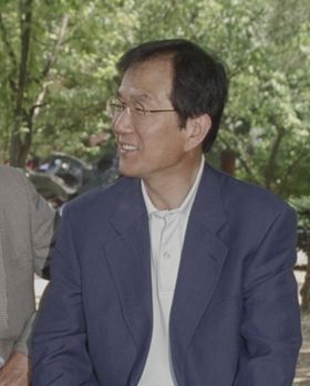 귀국 후 모교인 서울대를 찾은 홍세화 작가. 중앙포토