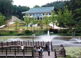 충북도가 청남대 안에 청와대 모습을 축소해 지은 대통령기념관.