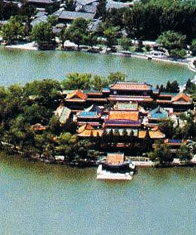 베이징 시내 자금성 서쪽 ‘중난하이’ 호수 가운데 있는 잉타이(瀛台) 섬. 중난하이는 중국 최고 지도자들이 모여있는 구역이다. 잉타이는  청대 이래로 황제가 근무하거나 외빈을 맞던 곳이다./조선일보DB