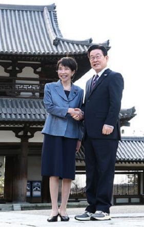 이재명 대통령과 다카이치 사나에 일본 총리가 14일(현지 시간) 나라현의 대표 문화유적지인 호류지에서 열린 친교 행사에서 기념촬영을 하고 있다. 뉴시스