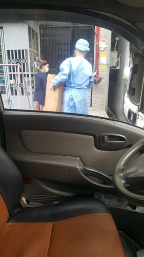 한인 코로나19 환자에게 산소발생기를 전달하고 있는 "코로나19 신속 대응 Task Force 팀"의 한 봉사자. 2021. 8. 10. [양곤=이정호 통신원]