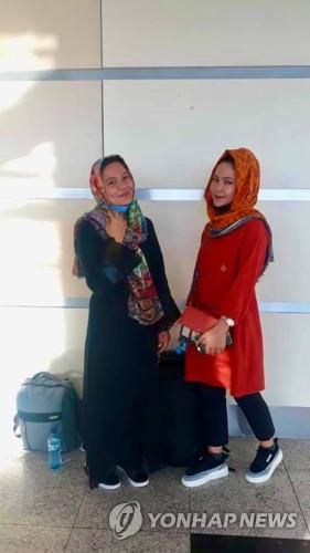 포르투갈로 망명한 아프간 여자 청소년 축구팀 [AP통신=연합뉴스]