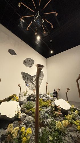 "황폐해진 도시에서 생명의 회복으로"(오사카=연합뉴스) 차대운 기자 = 13일 일본 오사카에서 개최 중인 '2025 오사카 간사이 엑스포' 한국관에 설치된 '황폐해진 도시에서 생명의 회복으로' 전시관. 2025.5.14  cha@yna.co.kr