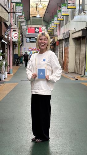 "세카이 패스 들고 다니면 대접받아요"(오사카=연합뉴스) 차대운 기자 = 일본 오사카 세카이 호텔 앞에서 호텔 매니저 기타가와 마리씨가 이 호텔이 제공하는 '세카이 패스'를 들어 보이고 있다. 이 패스를 들고 협력 가게에 가면 한잔 공짜 맥주 등의 혜택을 받을 수 있다. 2025.5.16 cha@yna.co.kr (끝)