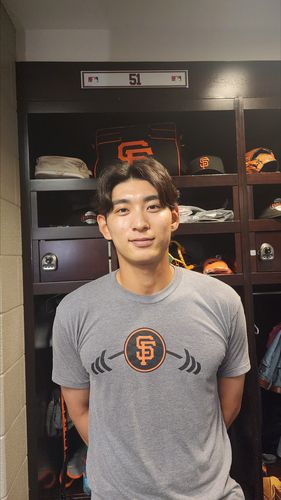 라커룸에서 인터뷰하는 이정후(워싱턴=연합뉴스) 박성민 특파원 = 미국프로야구 메이저리그(MLB)에서 뛰는 '바람의 손자' 이정후(26·샌프란시스코 자이언츠)가 23일(현지시간) 워싱턴DC 내셔널스파크에서 워싱턴 내셔널스와의 원정경기 전 한국 취재진과 인터뷰하고 있다. 2025.5.23 min22@yna.co.kr