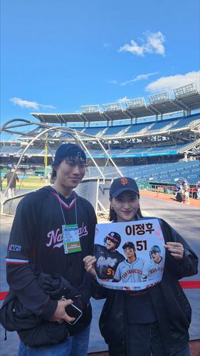 원정경기 이정후 응원하러 온 한국 교민(워싱턴=연합뉴스) 박성민 특파원 = 23일(현지시간) 미국 워싱턴DC 내셔널스파크에서 열린 미국프로야구 메이저리그(MLB) 경기를 앞두고 샌프란시스코 자이언츠에서 뛰는 이정후(26)를 응원하러 온 에스더 문 씨(오른쪽)와 그의 남동생. 2025.5.23. min22@yna.co.kr (끝)