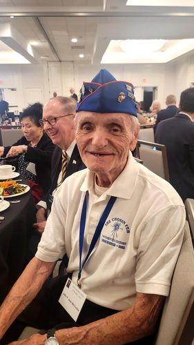 6ㆍ25전쟁 장진호전투 참전용사(워싱턴=연합뉴스) 조준형 특파원 = 4일(현지시간) 동원그룹 계열사인 스타키스트가 미국 워싱턴 근교 버지니아주 알링턴의 한 호텔에서  6ㆍ25전쟁 장진호 전투 참전용사 및 후손 초청 연례 만찬 행사를 개최했다.   참전용사인 존 맥콜클(94)씨가 기자에게 포즈를 취했다.   2025.10.5 jhcho@yna.co.kr