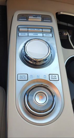 GV70의 원형 기어 조작 버튼과 주행 모드 등 여러 버튼이 오밀조밀하게 배치돼 젊은 감각을 뽐낸다. 한준호 기자