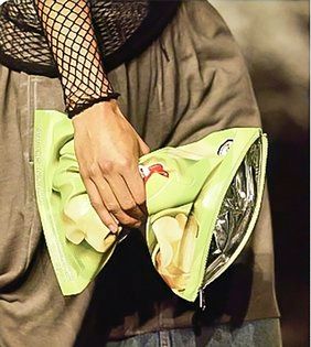 발렌시아가가 2023년 컬렉션에서 내놓은 감자 칩 봉지 모양 클러치 백. 사진 X 캡처