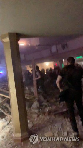 무너진 지붕(로이터=연합뉴스) 미국 일리노이주 벨비디어에서 건물 지붕이 무너져 잔해가 쌓여 있다. 2023.3.31 [재판매 및 DB 금지]