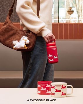 투썸플레이스에서 19일 출시한 해피 포니 한정판 텀블러를 모델이 들고 있다. 투썸플레이스 제공