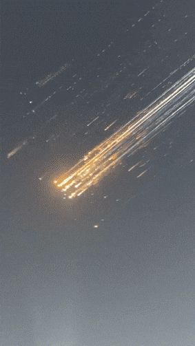 16일(현지시각) 스페이스X의 우주선 '스타십'이 7차 시험비행 도중 카리브해 상공에서 폭발해 잔해가 낙하하고 있다. /@Aloha_Aviator