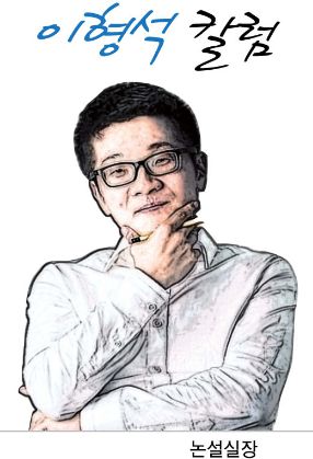 ‘폭싹 속았수다’의 극중 장면. 애순(아이유)와 광식(박보검)이 결혼 해 아이를 낳고 행복한 한때를 보내고 있다.  [넷플릭스 제공]